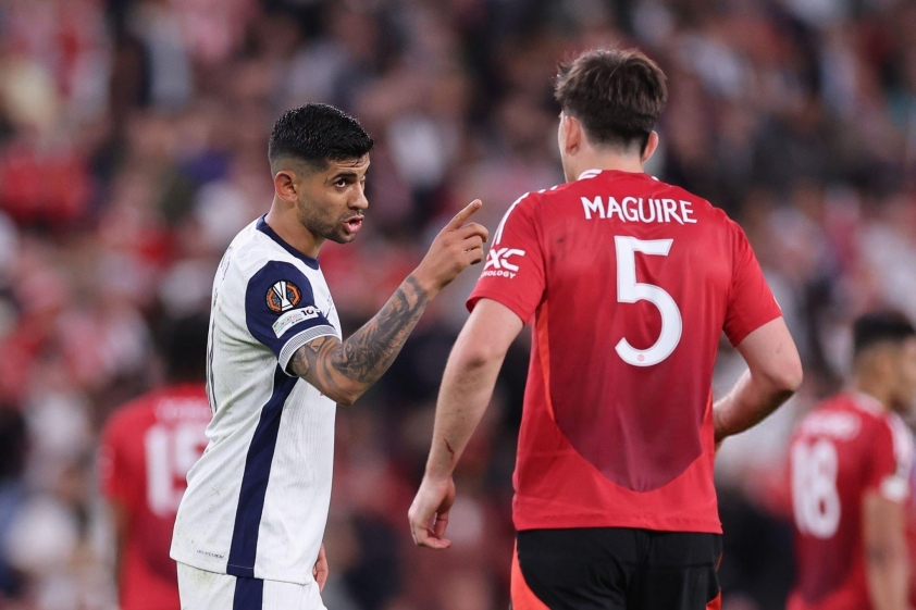 Maguire và Romero va chạm sau trận đấu (nguồn ảnh Twitter)