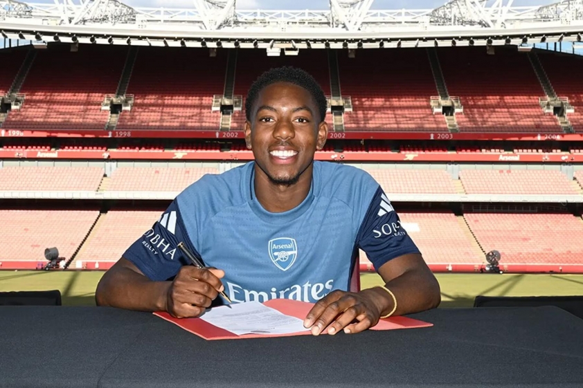 a76bd8debab5-lewis-skelly-contract-1-6ab39f91375f1 Ngôi sao Arsenal bất ngờ tiết lộ nguồn sức mạnh đặc biệt từ ánh sáng Phật pháp